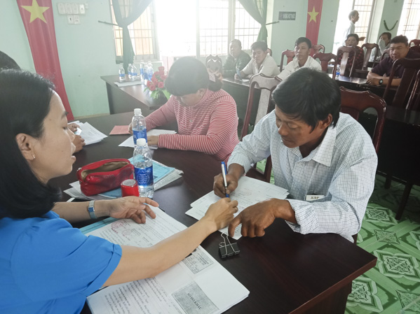 Cán bộ Hội Nông dân huyện giải ngân vốn cho hội viên nông dân xã Phước Hội.