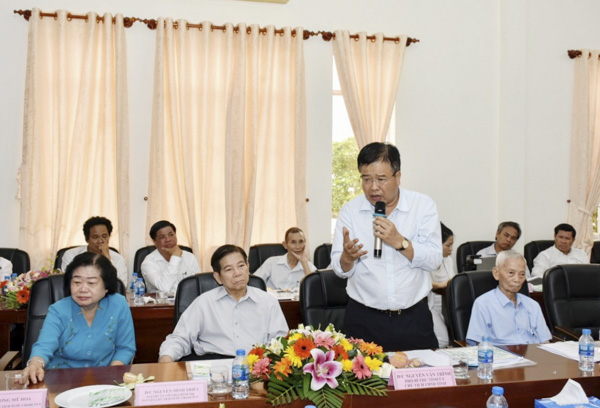 Chiều 26-4, tại Hội trường Huyện ủy Côn Đảo, Sở VH-TT tổ chức tọa đàm về mẫu phác thảo tượng sáp tù nhân của Nhà tù Côn Đảo. Trong ảnh: Đồng chí Nguyễn Văn Trình, Chủ tịch UBND tỉnh phát biểu tại buổi tọa đàm.