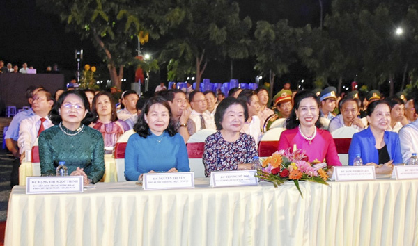 Các đồng chí lãnh đạo, nguyên là lãnh đạo Đảng, Nhà nước và lãnh đạo tỉnh BR-VT tham dự lễ kỷ niệm.