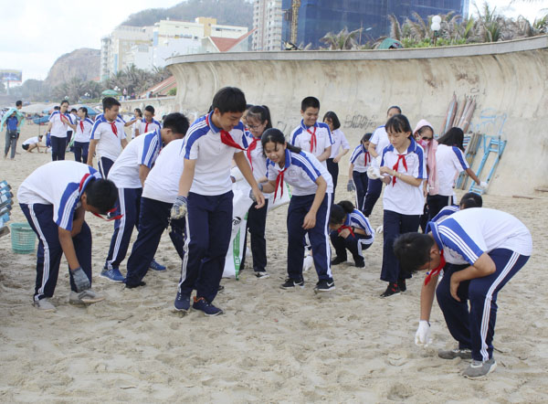 Học sinh Trường THCS Huỳnh Khương Ninh thu gom rác tại Bãi Sau.