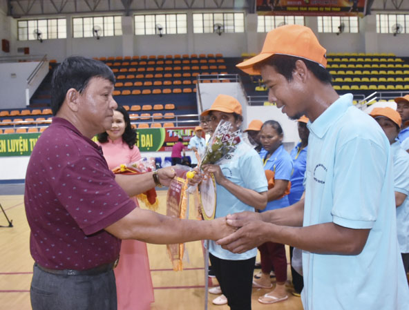 Ông Đặng Văn Cường, Giám đốc Trung tâm Huấn luyện và thi đấu TDTT tỉnh trao cờ lưu niệm cho các đội.