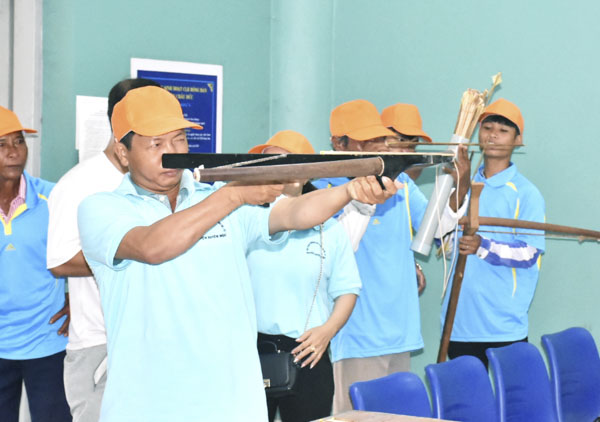 Các VĐV thi đấu ở môn bắn nỏ.
