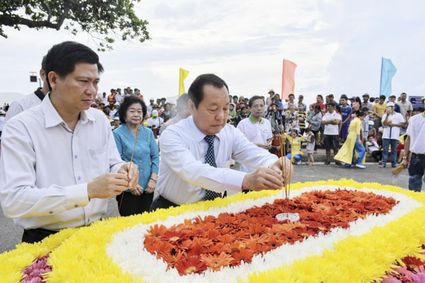 Đồng chí: Lê Thanh Hải, nguyên Ủy viên Bộ Chính trị, nguyên Bí thư Thành ủy TP. Hồ Chí Minh và đồng chí Trần Văn Tuấn, Phó Chủ tịch UBND tỉnh thắp nhang tưởng niệm trên bè hoa.
