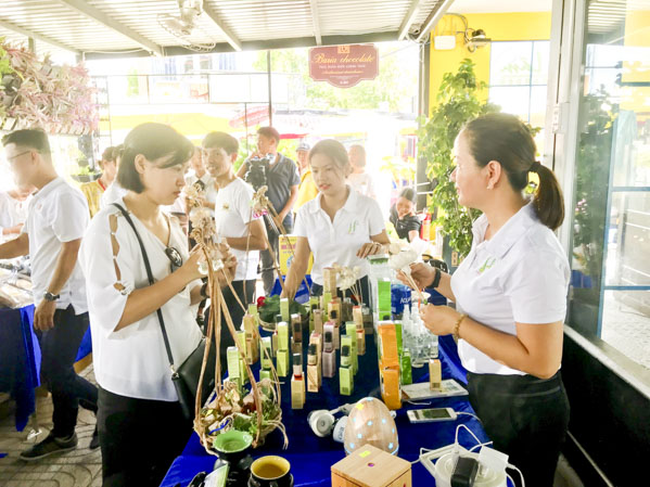 Khách hàng tham quan và mua sắm tinh dầu của DNTN Hằng Phan.