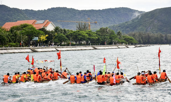 Các đội đua xuất phát.