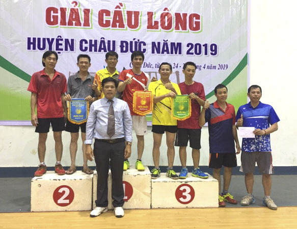 Ông Phan Gia Cảng, Phó giám đốc Trung tâm VH-TT-TT huyện Châu Đức trao giải cho các VĐV.