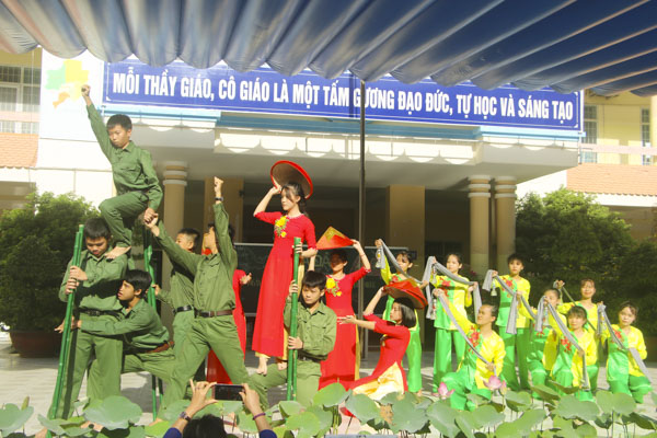 Tiết mục văn nghệ của HS Trường THCS Ngô Sĩ Liên tại buổi nói chuyện.