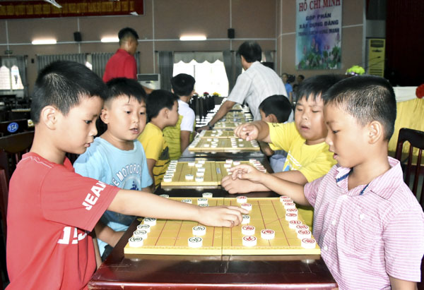 Các kỳ thủ lứa tuổi U7 thi đấu tại giải.