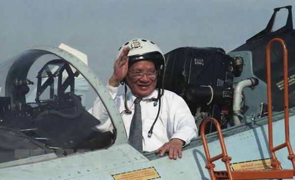 Chủ tịch nước Lê Đức Anh trên buồng lái máy bay chiến đấu Su-27 trong chuyến thăm Trung đoàn Không quân 937, Quân chủng Không quân Việt Nam, ngày 1-5-1996. Ảnh: TTXVN