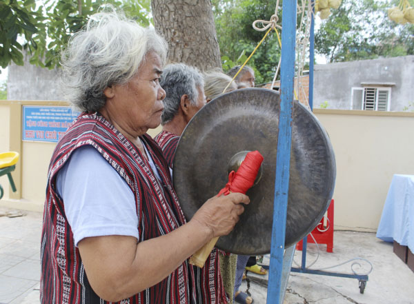 Đánh chiêng khai mở ngày hội.