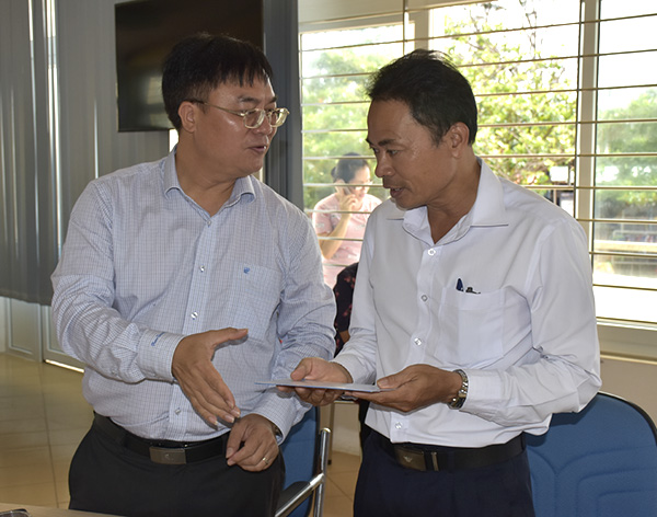 Ông Hoàng Vũ Thảnh, Phó Chủ tịch UBND TP.Vũng Tàu trao quà của Thành ủy, HĐND, UBND, UBMTTQVN TP.Vũng Tàu động viên Ban quản lý các KDL.