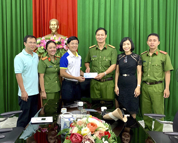 Đồng chí Vũ Hồng Thuấn, Phó Chủ tịch UBND TP.Vũng Tàu (thứ 3, từ trái qua) trao quà của Thành ủy, HĐND, UBND, UBMTTQVN TP.Vũng Tàu động viên Công an phường 1.