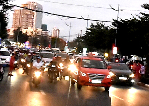 Đường Thùy Vân dày đặc xe ô tô và xe máy. Ảnh: THÀNH HUY
