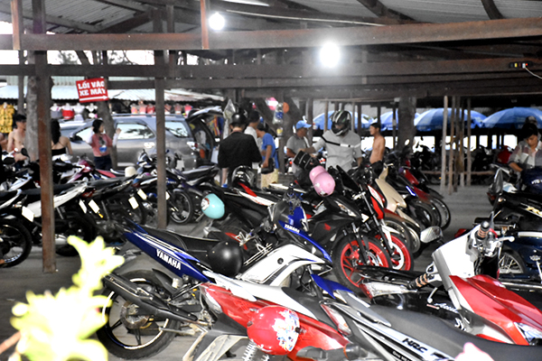  Bãi giữ xe KDL San Hô Xanh chật kín xe máy của du khách. Ảnh: THÀNH HUY