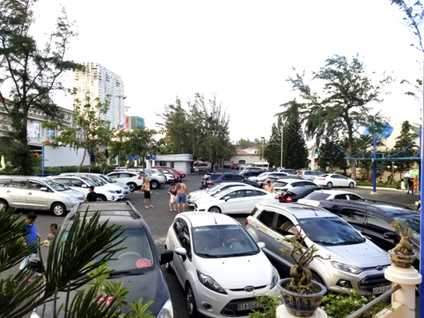  Bãi giữ xe của KDL Con Sò Vàng có nhiều xe ô tô của du khách.