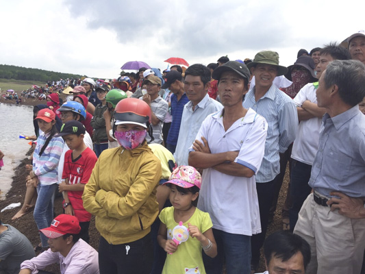 Hàng ngàn người đến xem và cổ vũ các đội đua.