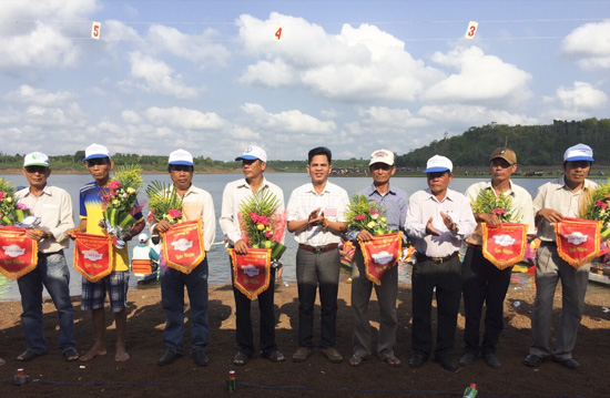 Đại diện Ban tổ chức trao giải cho các đội.