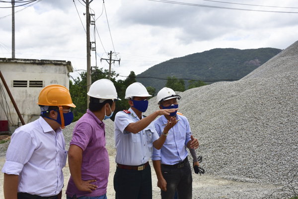 Đoàn thanh tra liên ngành tỉnh kiểm tra công tác ATVSLĐ năm 2018 tại một DN sản xuất đá xây dựng  trên địa bàn TX. Phú Mỹ.