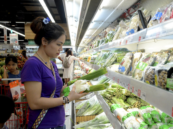 Khách hàng chọn mua rau củ tại Siêu thị Lotte Mart Vũng Tàu.