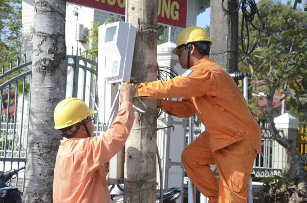 Thời tiết nắng nóng khiến nhu cầu sử dụng điện tăng cao, cộng với giá điện điều chỉnh tăng đã đẩy giá điện tháng 4 của nhiều hộ gia đình tăng. Trong ảnh: Nhân viên Điện lực Long Điền sửa chữa điện trên địa bàn huyện.
