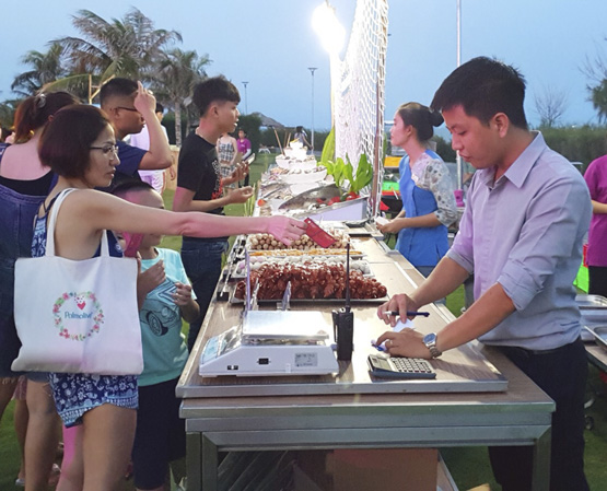Tiệc nướng tổ chức tối 30-4 tại  Oceanami Villas & Beach Club Long Hải.   