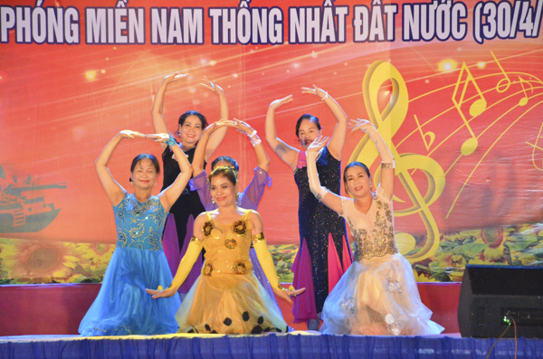 CLB văn nghệ 360 (TP.Vũng Tàu) biểu diễn tiết mục nhảy “Mother of mine” tại chương trình.