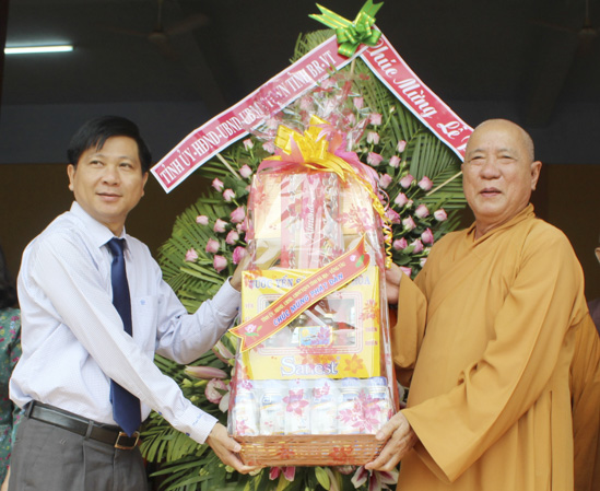 Đồng chí Trần Văn Tuấn, Phó Chủ tịch UBND tỉnh tặng quà cho Hòa thượng Thích Quảng Hiền (Tổ Đình Đại Tòng Lâm, phường Phú Mỹ, TX.Phú Mỹ).