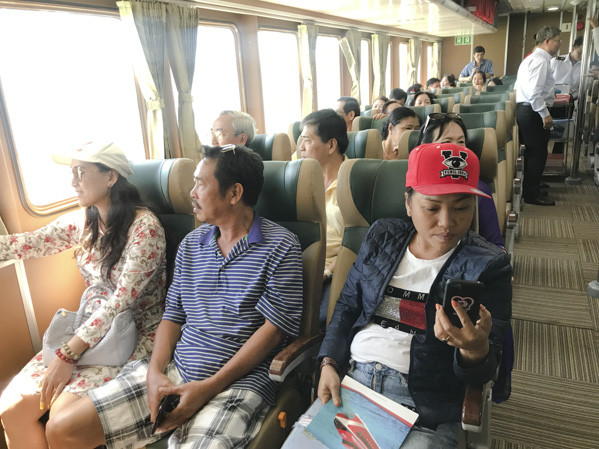 Hành khách ra Côn Đảo bằng tàu cao tốc Express 36.