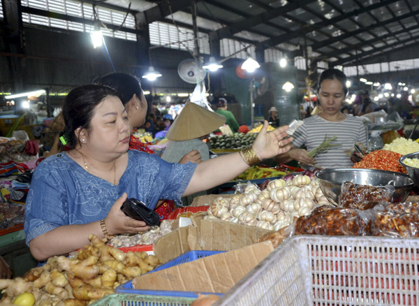 Người dân mua sắm tại chợ Vũng Tàu.