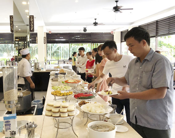 Du khách ăn sáng buffet tại Côn Đảo Resort.