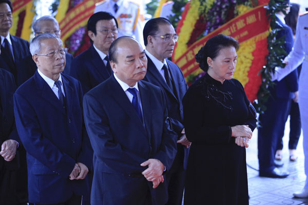 Trong niềm tiếc thương vô hạn, Đoàn Ban Chấp hành Trung ương Đảng do đồng chí Nguyễn Xuân Phúc, Ủy viên Bộ Chính trị, Thủ tướng Chính phủ làm Trưởng đoàn dẫn đầu vào viếng đồng chí Lê Đức Anh.