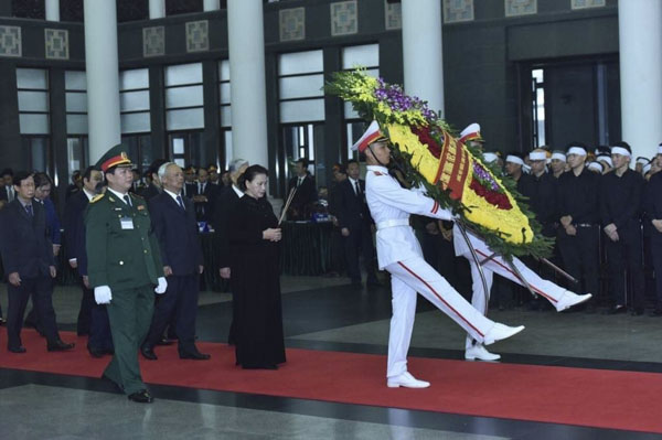 Tiếp đó, Đoàn Quốc hội do đồng chí Nguyễn Thị Kim Ngân, Ủy viên Bộ Chính trị, Chủ tịch Quốc hội làm Trưởng đoàn vào viếng đồng chí Lê Đức Anh và chia buồn cùng gia quyến.