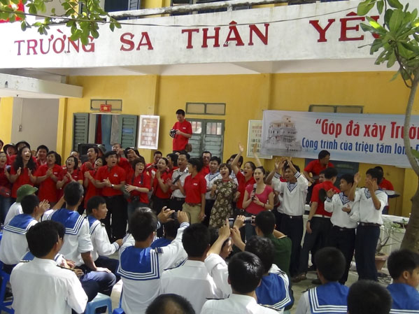Khách từ đất liền cùng chiến sĩ Trường Sa hát vang bài ca biển đảo.