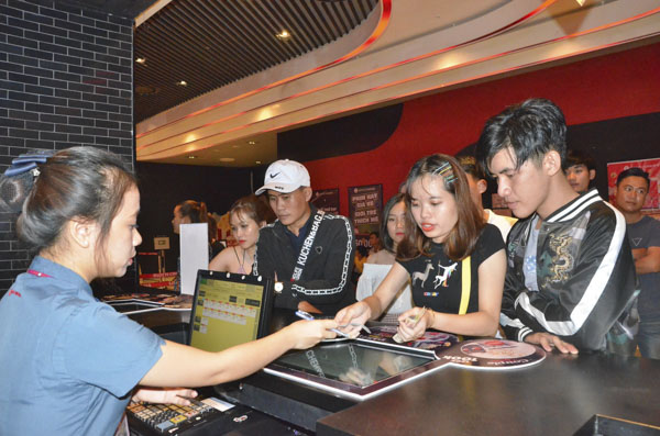 Khách xếp hàng chờ mua vé xem phim tại rạp Lotte Cinema trưa 1-5.