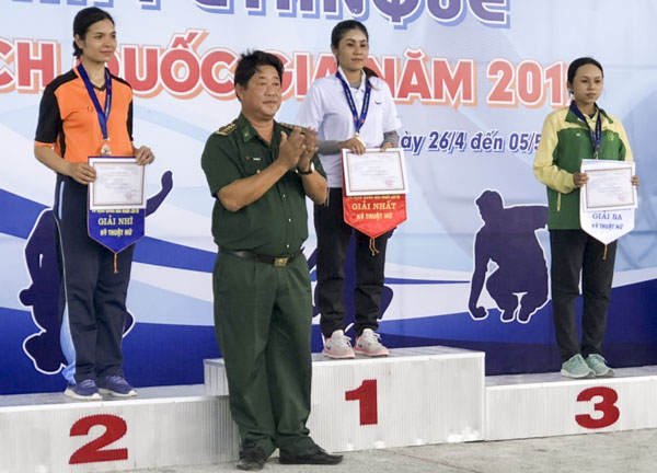 VĐV Trần Thị Thúy Diễm trên bục nhận HCV ở nội dung kỹ thuật nữ.