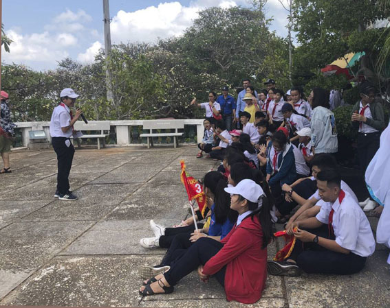 Tham gia hội thi “Em làm hướng dẫn viên du lịch”, các em HS Trường THCS Phước Thắng  được thực hành thuyết minh như một hướng dẫn viên du lịch.
