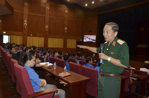 Trung tướng Phạm Văn Dỹ thông tin đến các ĐVTN tình hình biển, đảo Việt Nam hiện nay.