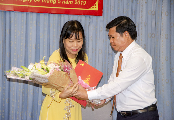 Đồng chí Nguyễn Văn Xinh, Ủy viên Ban Thường vụ Tỉnh ủy, Trưởng Ban Tuyên giáo Tỉnh ủy tặng hoa chúc mừng nhà báo Đỗ Nguyễn Hoàng Dung.