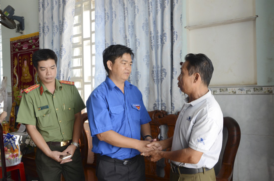Anh Lê Văn Minh, Bí thư Tỉnh Đoàn động viên ông Chu Văn Phú, cha của Đại úy Chu Quang Sáng.