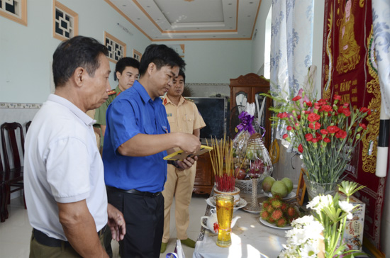 Anh Lê Văn Minh, Bí thư Tỉnh Đoàn đặt Huy hiệu “Tuổi trẻ dũng cảm” của Trung ương Đoàn TNCS Hồ Chí Minh lên di ảnh Đại úy Chu Quang Sáng.