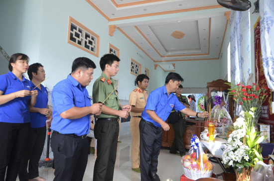 Đại diện Tỉnh Đoàn, Đoàn Công an tỉnh thắp hương cho Đại úy Chu Quang Sáng.