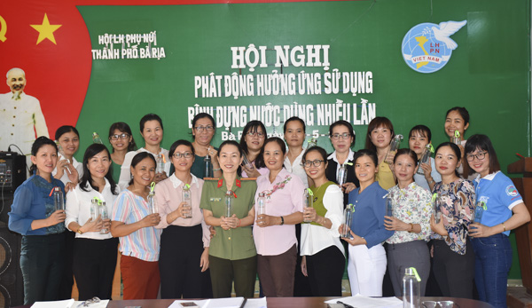 Hội LHPN TP.Bà Rịa ký kết thực hiện “Hưởng ứng sử dụng bình đựng nước dùng nhiều lần” với Hội LHPN các xã, phường, cơ sở trực thuộc về 5 nội dung.
