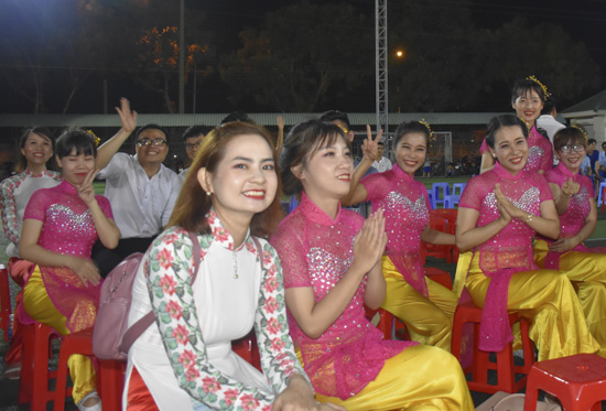 CNLĐ cố vũ cho các tiết mục trong đêm chung kết.