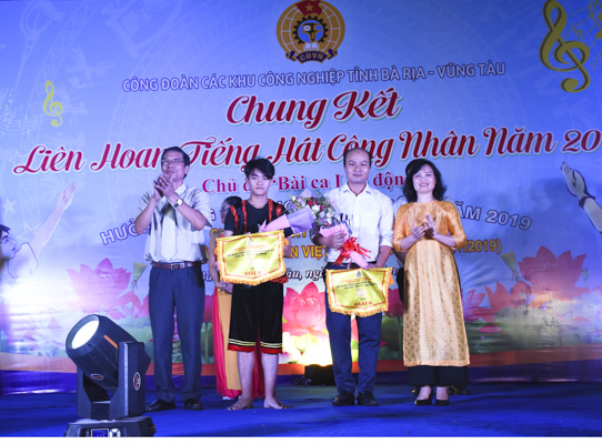 Bà Huỳnh Thị Phúc, Phó Chủ tịch LĐLĐ tỉnh và ông Võ Minh Giang, Phó Bí thư Đảng ủy khối doanh nghiệp trao giải B cho các CĐCS.
