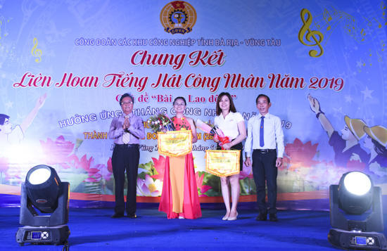 Đại diện Ban giám khảo trao giải Ấn tượng cho các CĐCS.