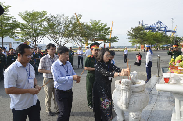 Đồng chí Nguyễn Thị Yến, Phó Bí thư Thường trực Tỉnh ủy, Trưởng Đoàn ĐBQH tỉnh và các thành viên Đoàn công tác thắp nhang tưởng niệm các liệt sĩ đã hy sinh vì hòa bình, độc lập của Tổ quốc, vì chủ quyền biển đảo quốc gia.