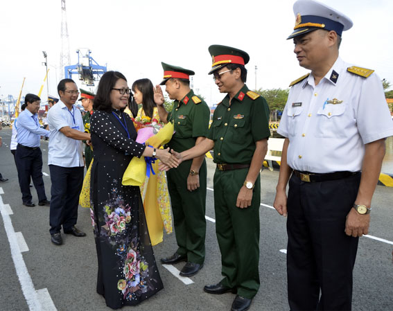 Đồng chí Nguyễn Thị Yến, Phó Bí thư Thường trực Tỉnh ủy, Trưởng Đoàn ĐBQH tỉnh tặng hoa cảm ơn sự đón tiếp của Lữ đoàn 125 và Bệnh viện 175 đối với Đoàn đại biểu tỉnh.