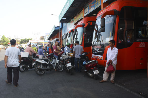 Xe khách đường dài chờ khách tại bến xe Vũng Tàu.