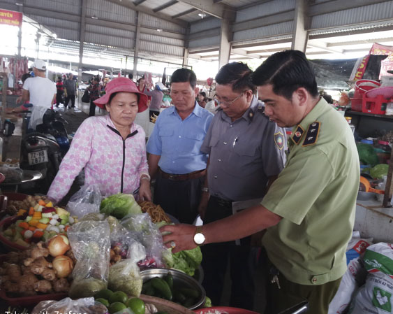 Đoàn kiểm tra liên ngành do ngành y tế phụ trách kiểm tra ATVSTP tại Chợ Phước Nguyên  (TP.Bà Rịa).