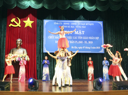 Tiết mục hát múa “Bà Rịa - Vũng Tàu vững bước đi lên” do Đoàn ca múa nhạc tỉnh biểu diễn tại buổi họp mặt.